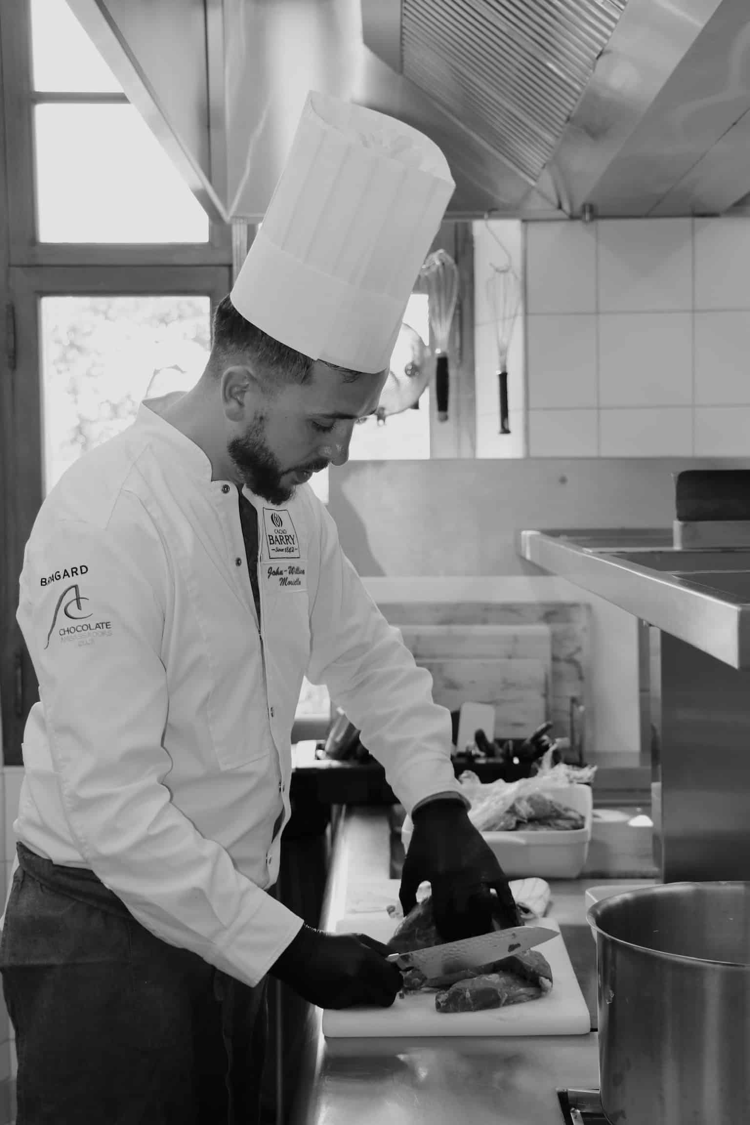 Chef John-William Morielle, Cacao Barry, découpe de la viande en cuisine dans sa veste Bragard.
